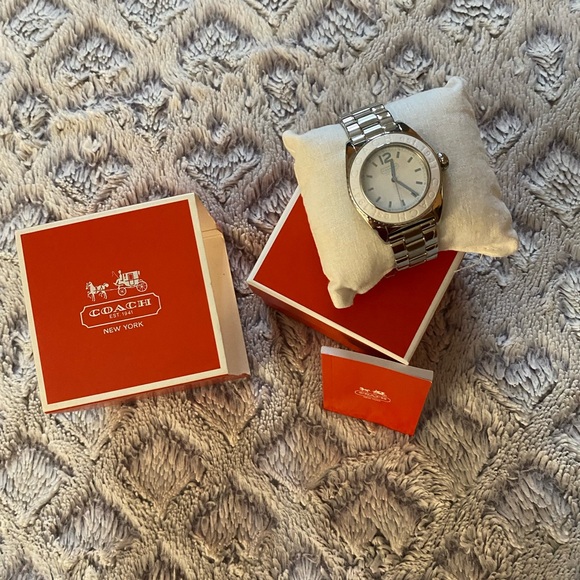 Beautiful Coach watch, new. silver and white color. - Picture 5 of 6